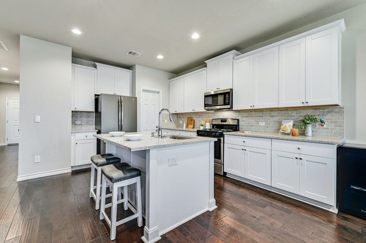 1349 Eagle Ray St - Photo 3 of 34