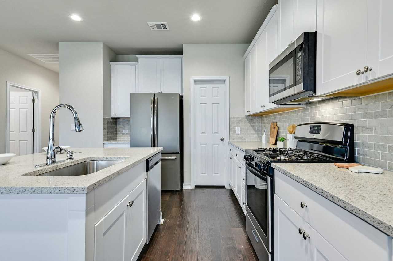 1349 Eagle Ray St - Photo 2 of 34