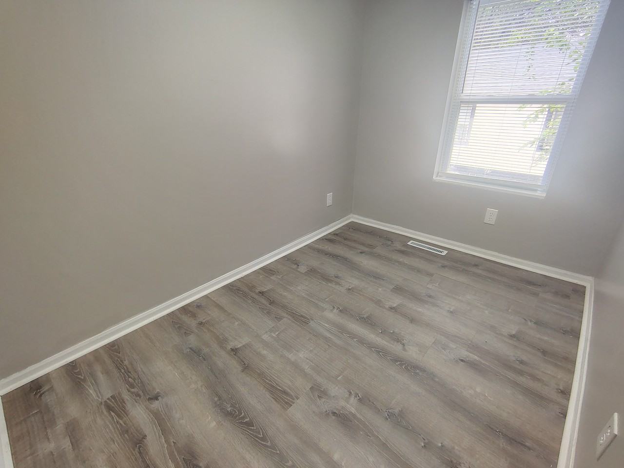 804 Irving Ave - Photo 5 of 11