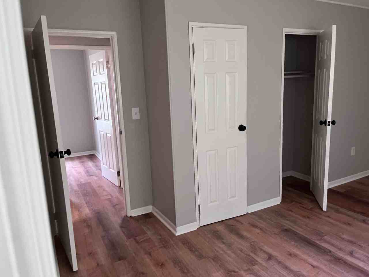 2641 Village Green Ln - Photo 3 of 11