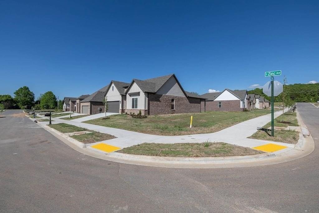 2856 S Zinc Ave - Photo 2 of 21