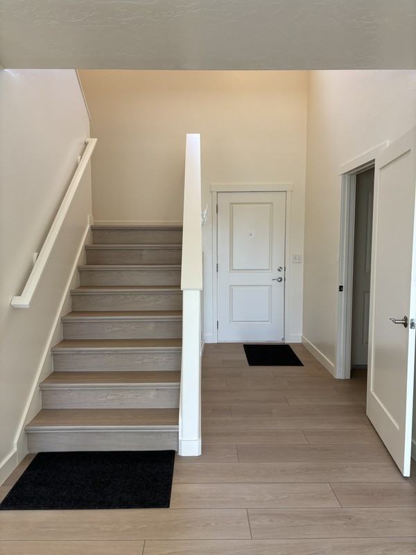 1143 Surrey Dr - Photo 2 of 31