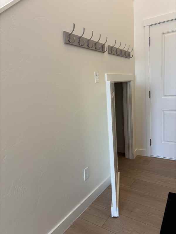 1143 Surrey Dr - Photo 3 of 31