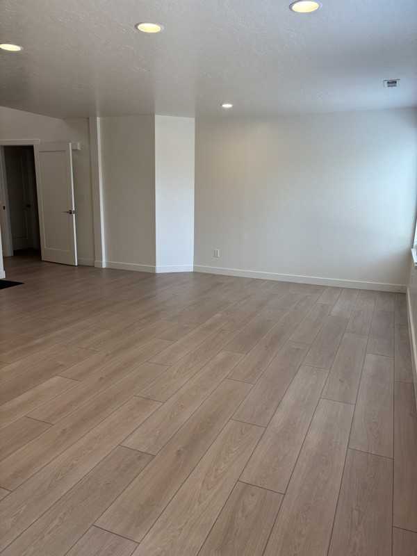 1143 Surrey Dr - Photo 4 of 31