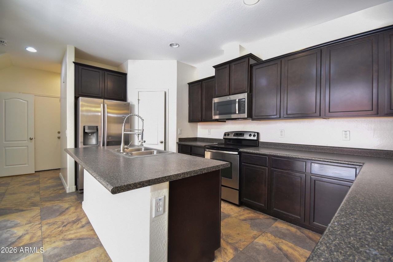 9015 W State Ave - Photo 5 of 31