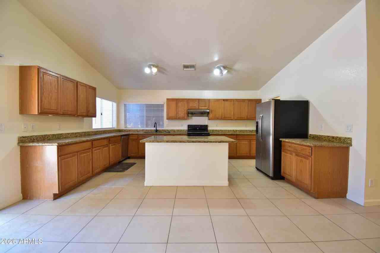 5570 W Becker Ln - Photo 7 of 38
