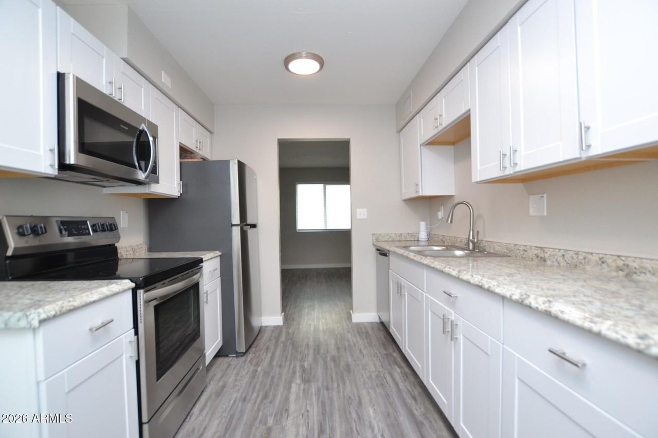 2210 W Devonshire Ave #8 - Photo 2 of 15