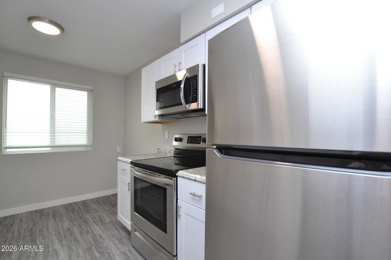 2210 W Devonshire Ave #8 - Photo 3 of 15