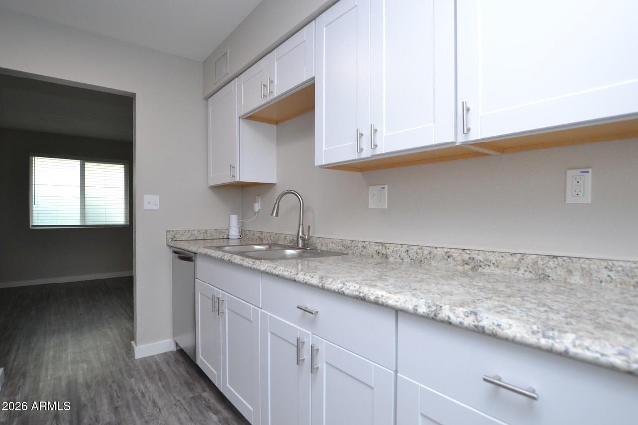 2210 W Devonshire Ave #8 - Photo 4 of 15