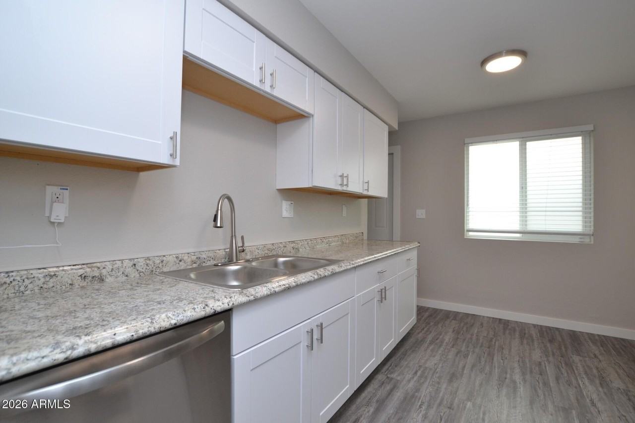 2210 W Devonshire Ave #8 - Photo 5 of 15