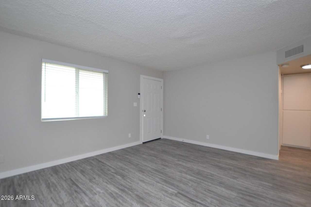 2210 W Devonshire Ave #8 - Photo 6 of 15