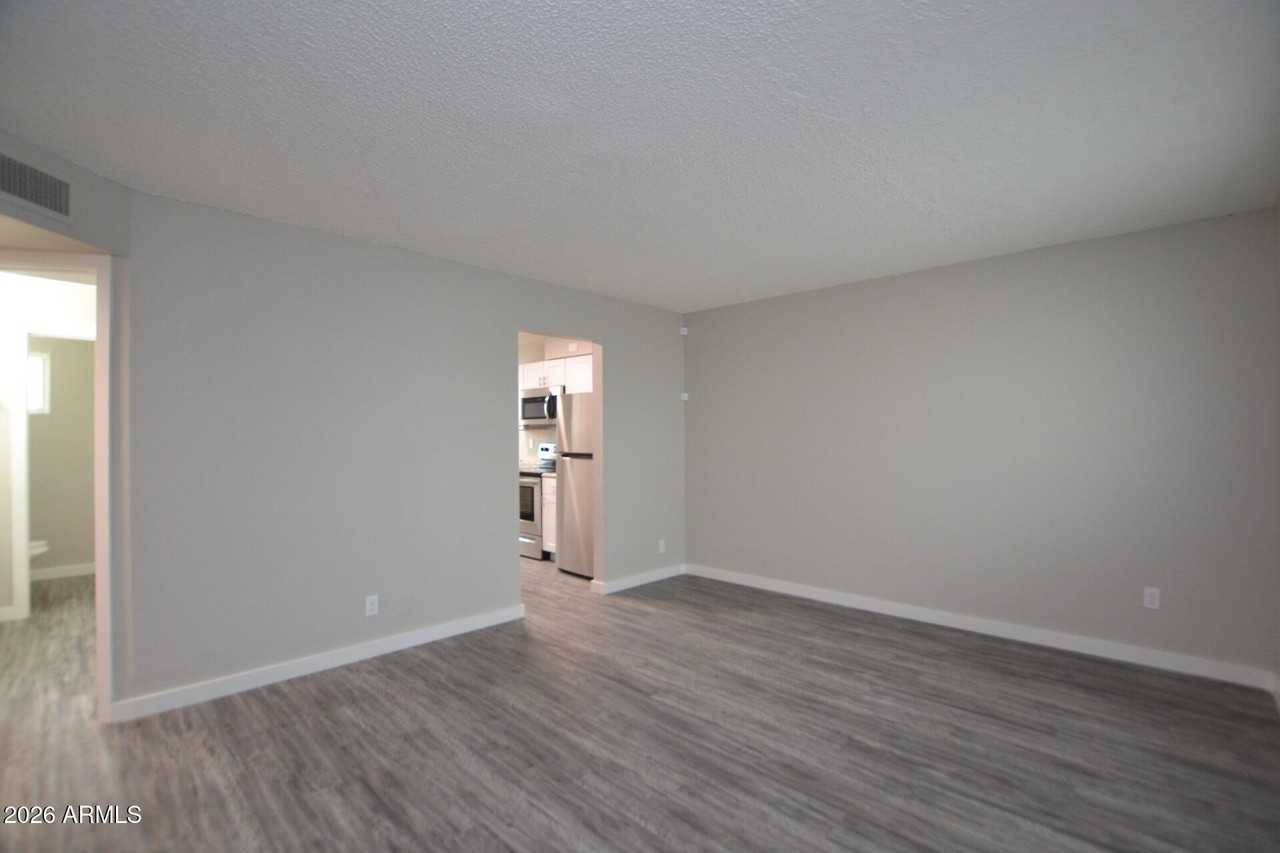 2210 W Devonshire Ave #8 - Photo 7 of 15