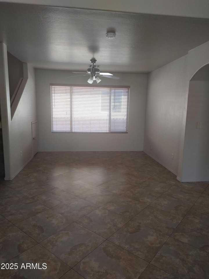 3239 E Kerry Ln - Photo 2 of 23