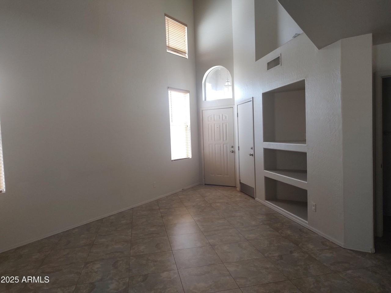 3239 E Kerry Ln - Photo 3 of 23