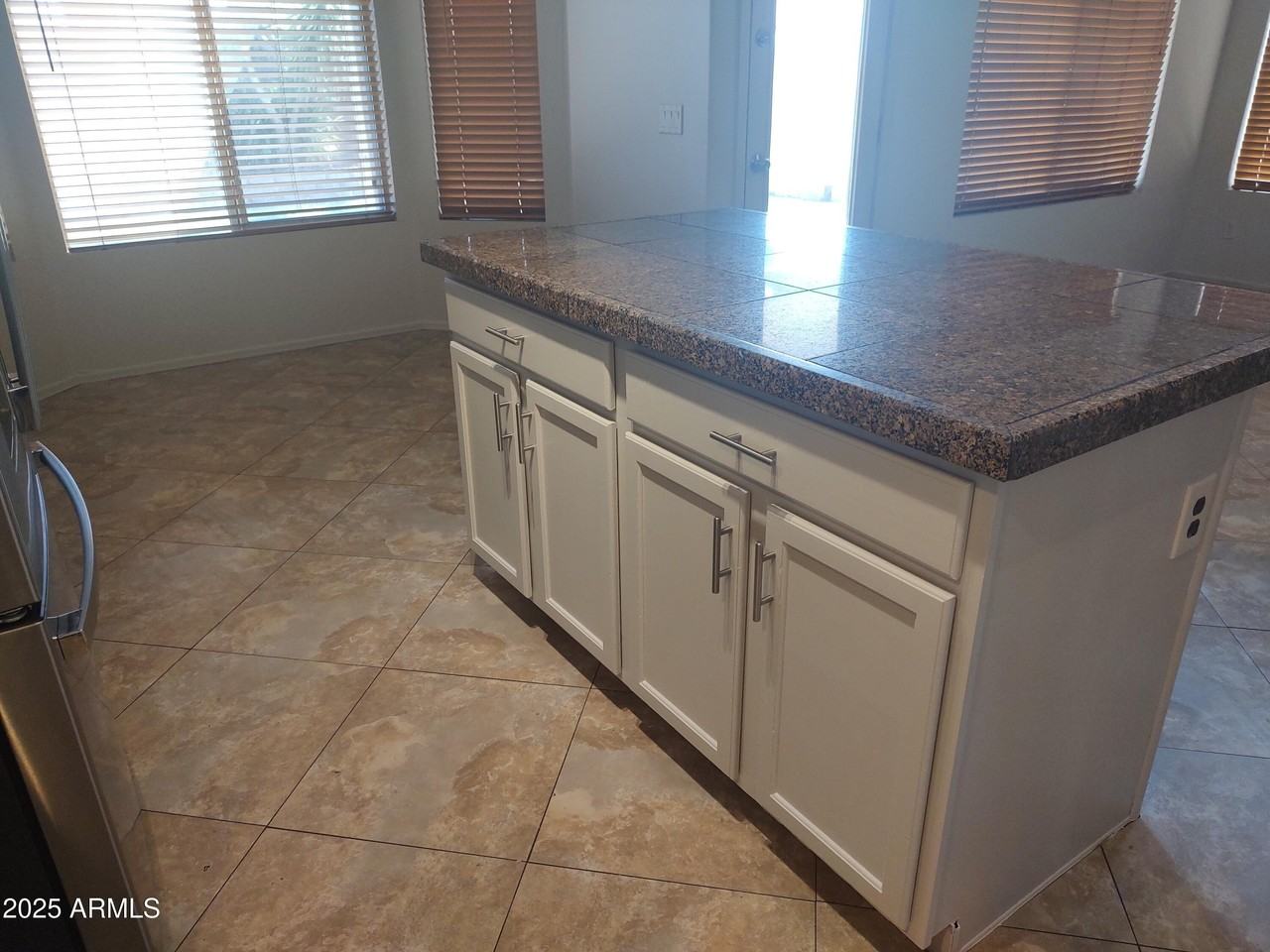3239 E Kerry Ln - Photo 4 of 23