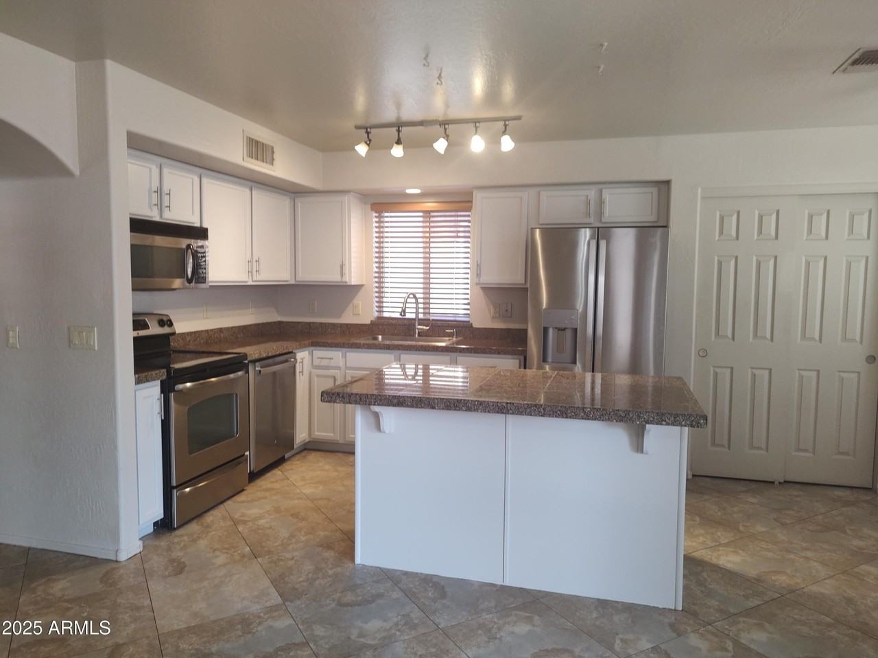 3239 E Kerry Ln - Photo 6 of 23