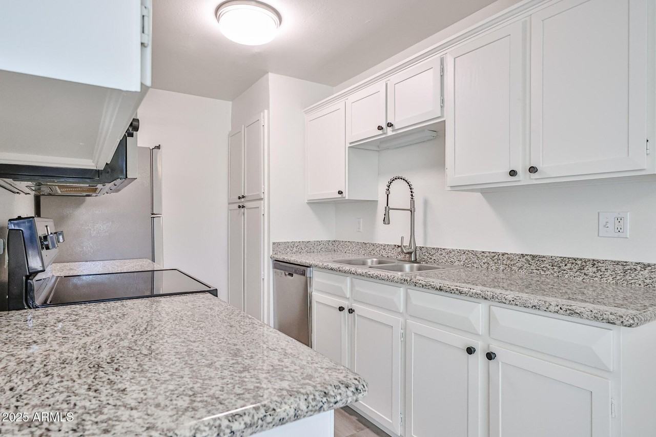 6024 W Golden Ln - Photo 3 of 11