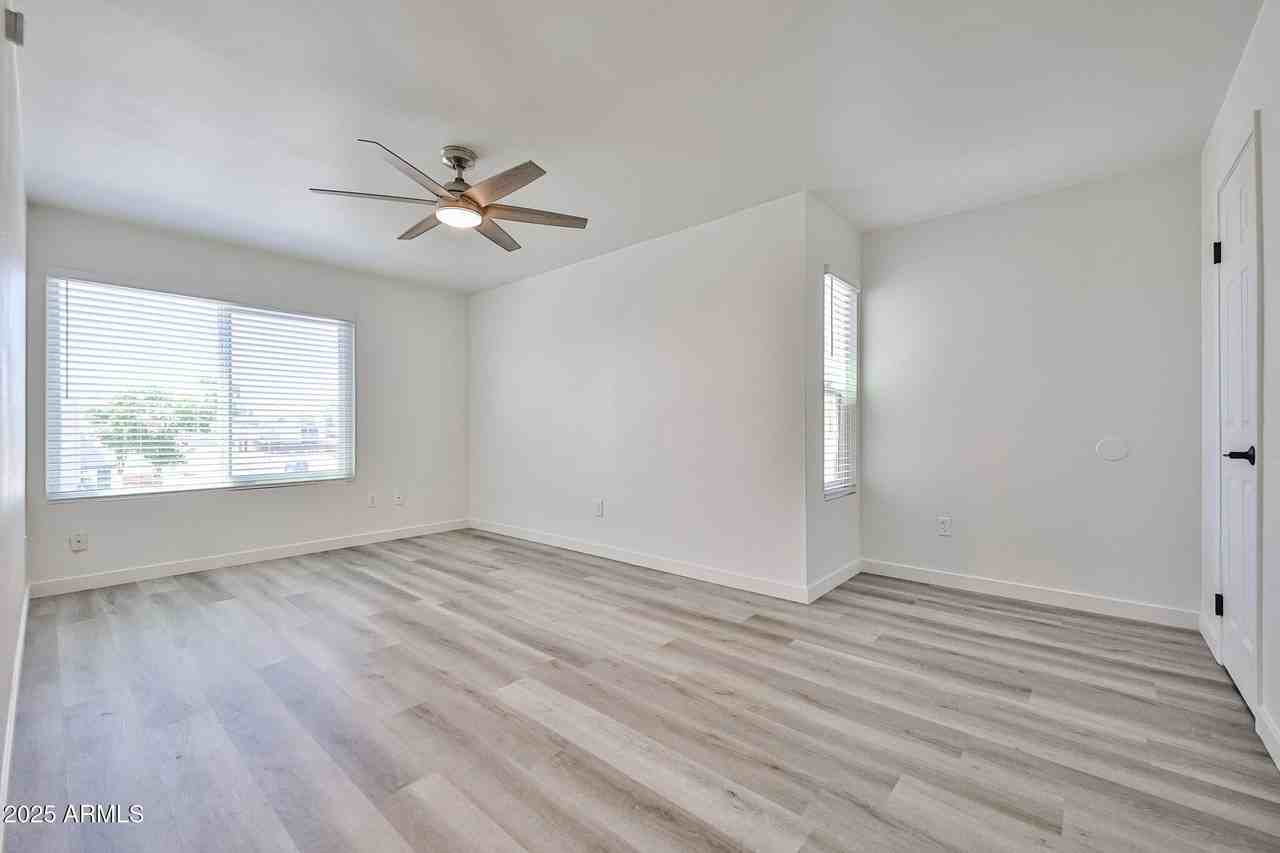 6024 W Golden Ln - Photo 7 of 11