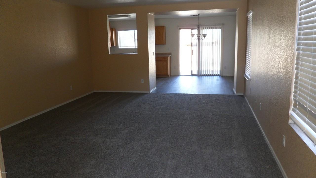 910 E Beth Dr - Photo 2 of 12