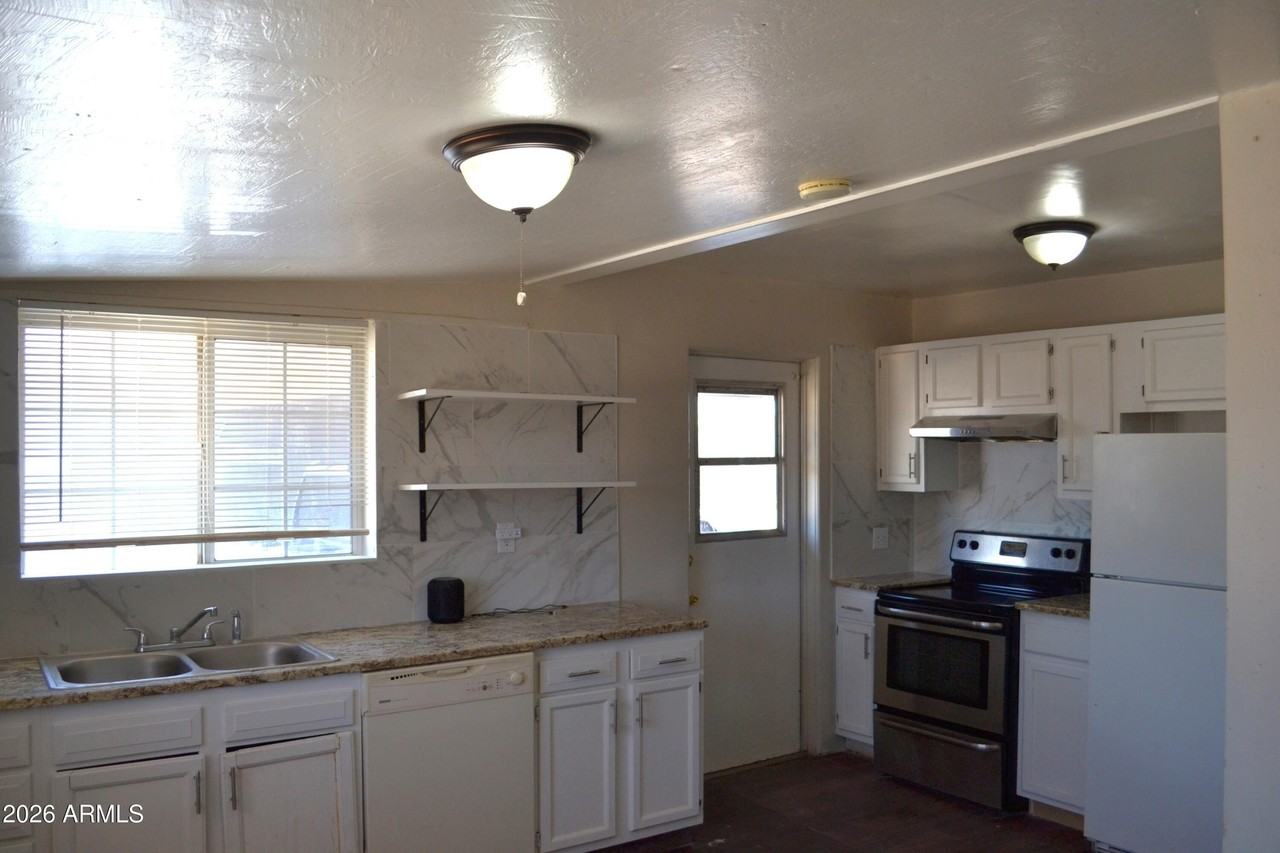 711 E 4th St #709 - Photo 3 of 13