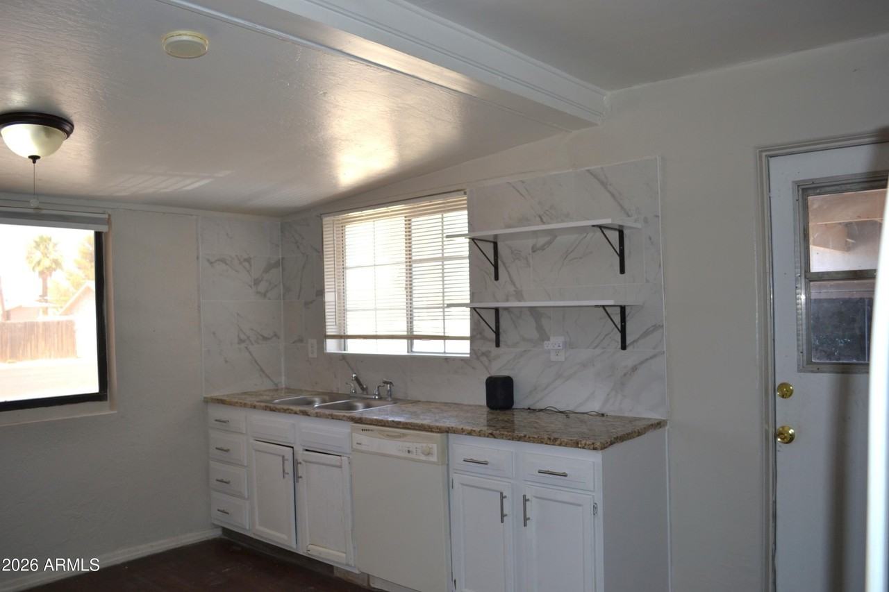 711 E 4th St #709 - Photo 4 of 13