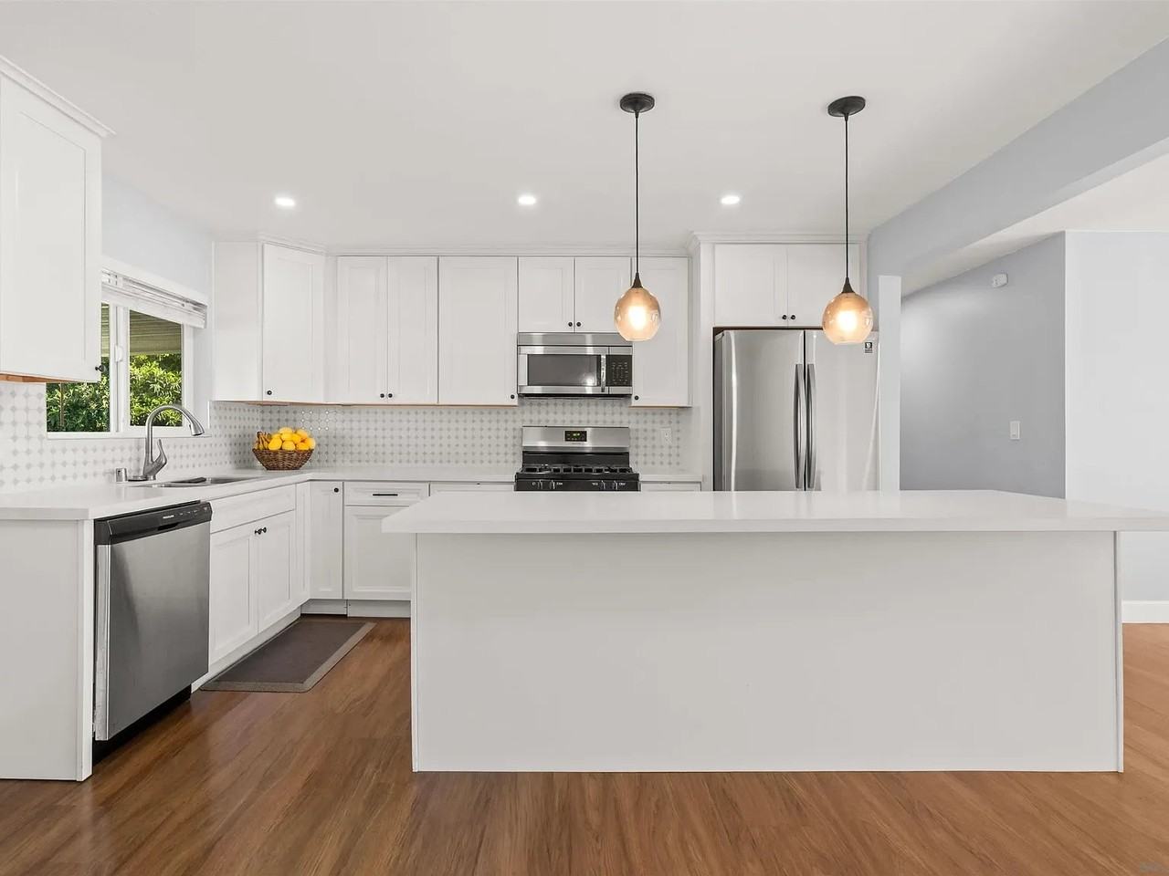 6252 Alderley St - Photo 3 of 16
