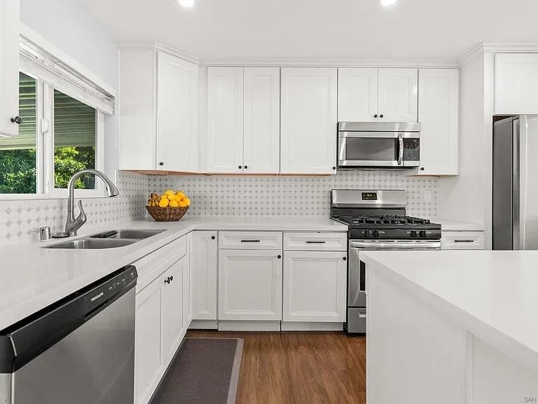 6252 Alderley St - Photo 4 of 16