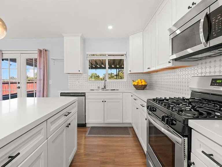 6252 Alderley St - Photo 5 of 16