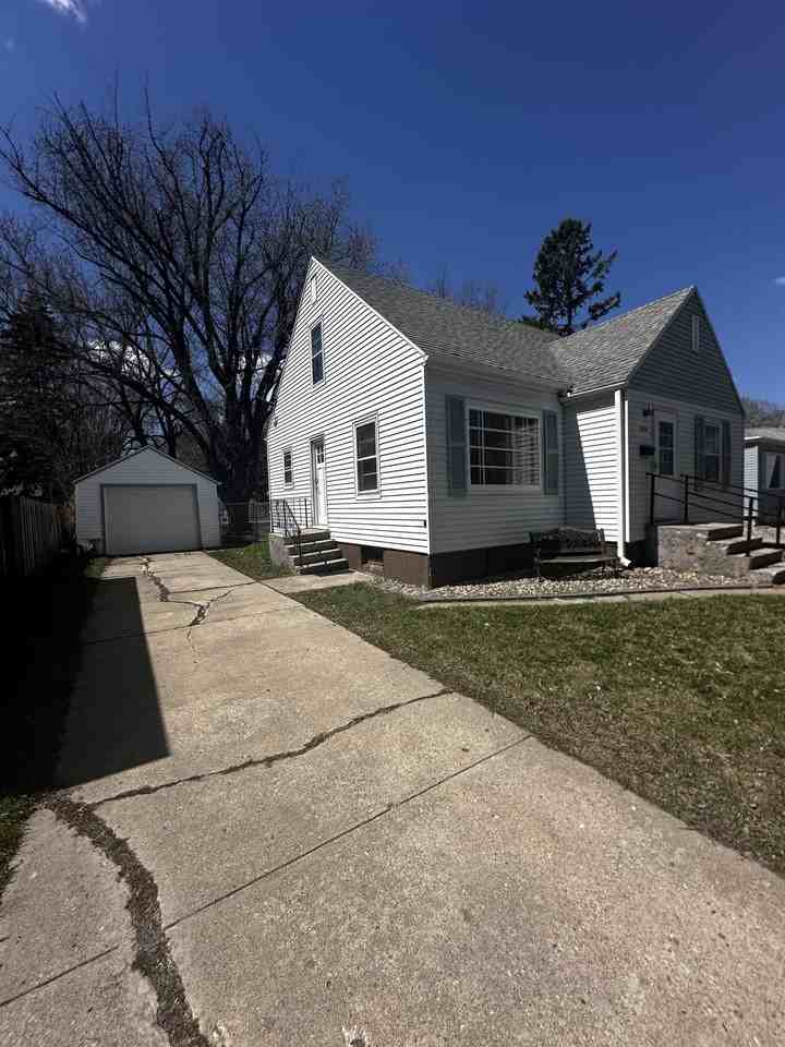 1538 10th St N - Photo 2 of 16