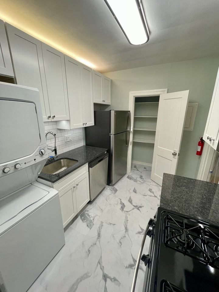 515 N Arthur Ashe Blvd #8 - Photo 4 of 9