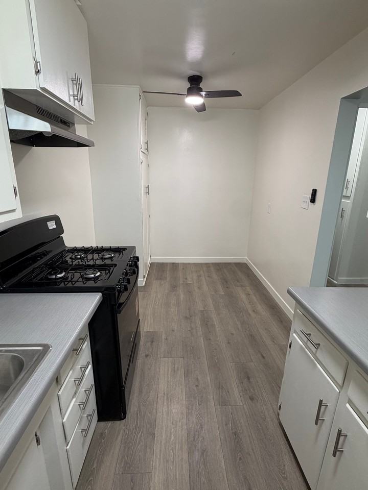 6932 Woodley Ave #6 - Photo 3 of 9