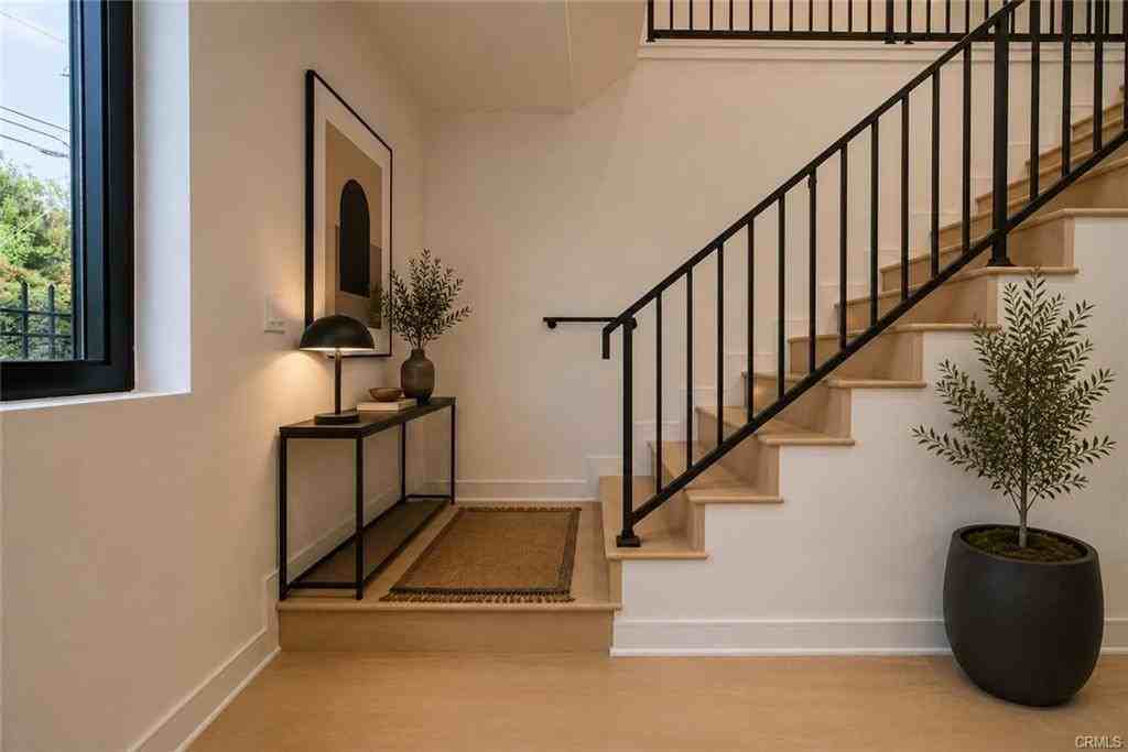 2678 1/2 Newell St #2678-1-2 - Photo 3 of 24