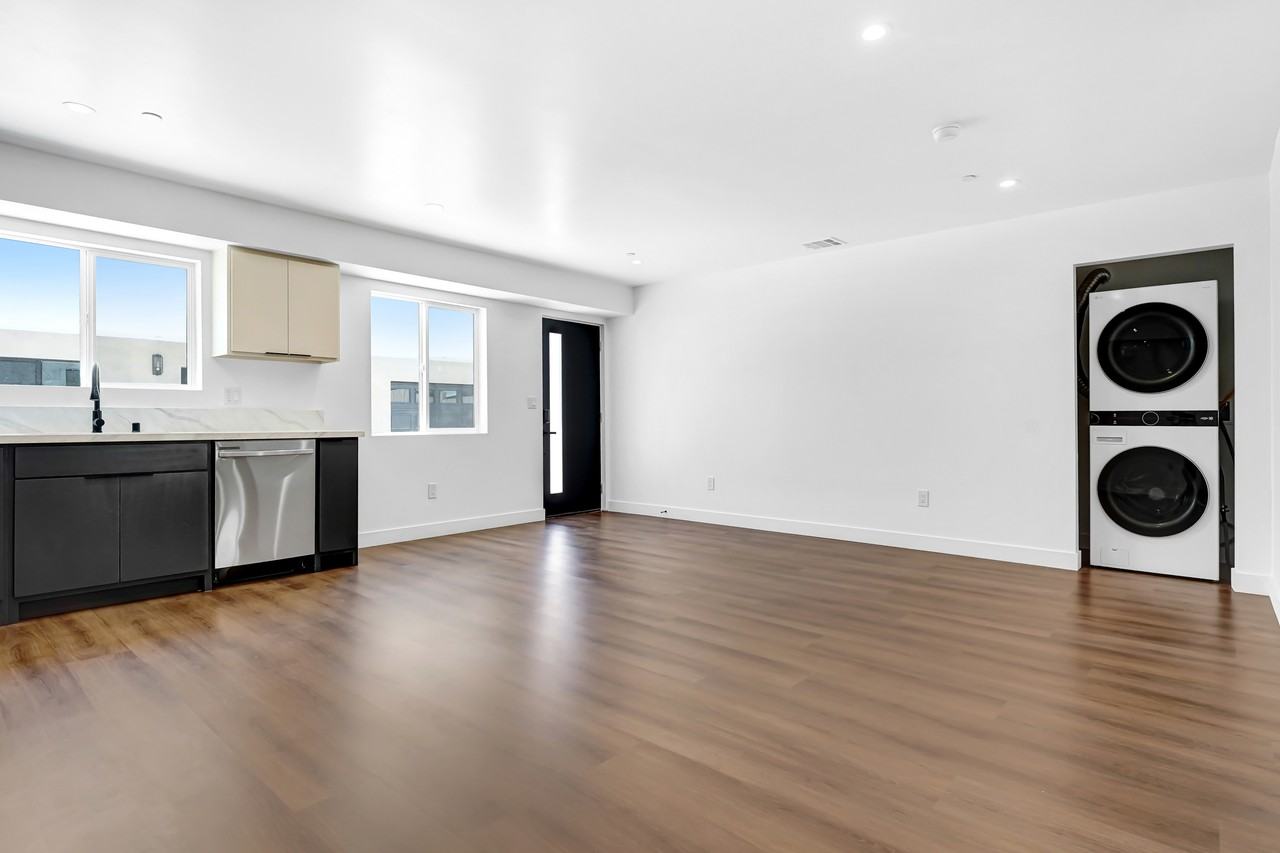 358 1/2 N Chicago St #358-1-2 - Photo 5 of 29