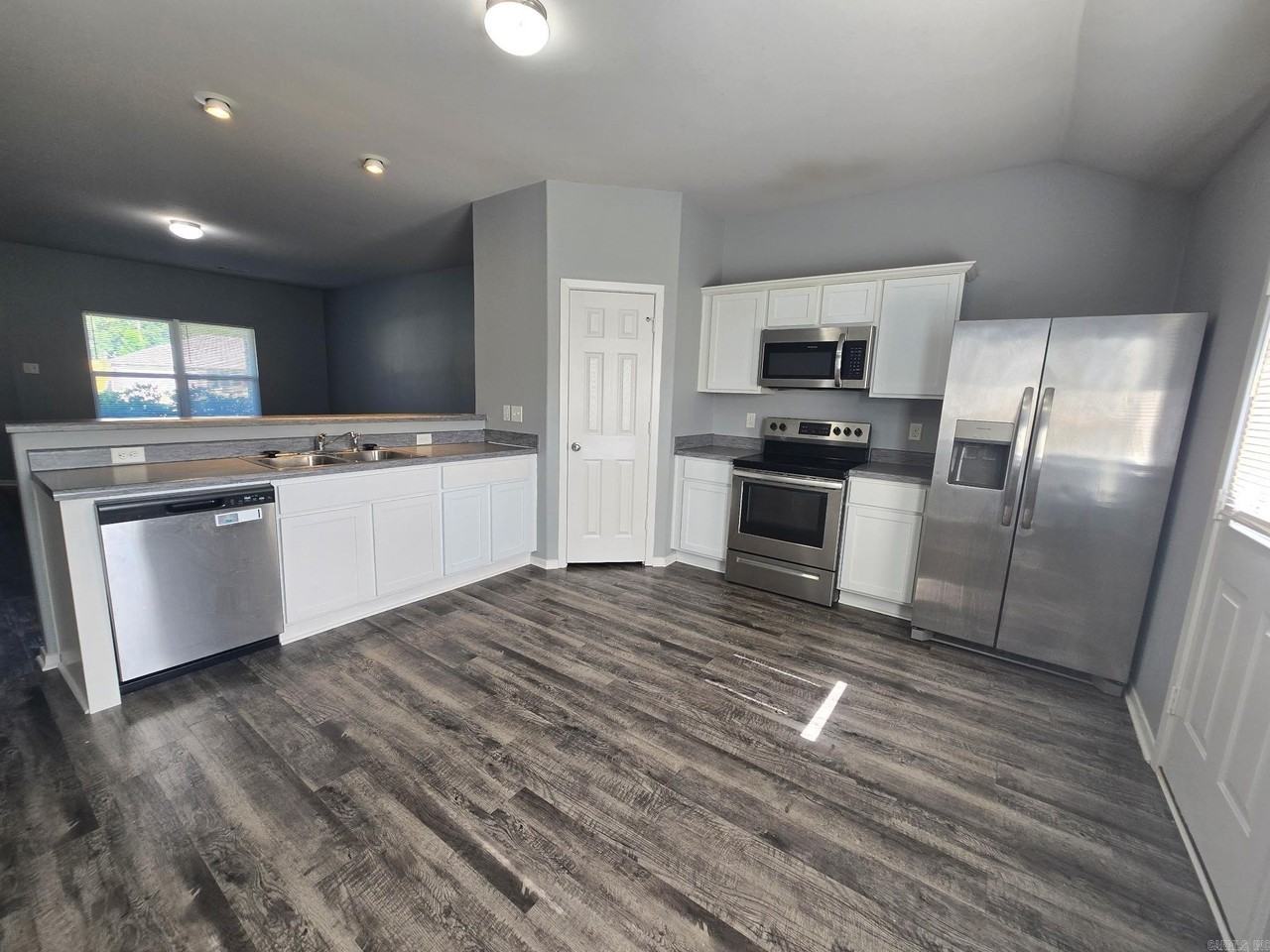 2416 Kenneth Dr - Photo 3 of 14