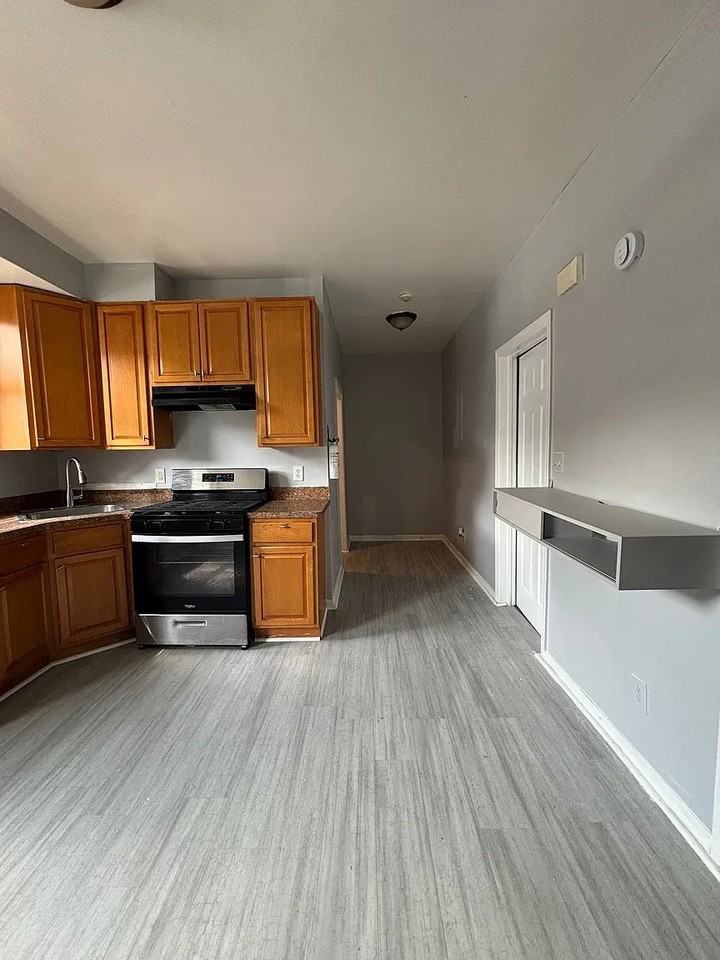 366 11th Ave #1R - Photo 2 of 7