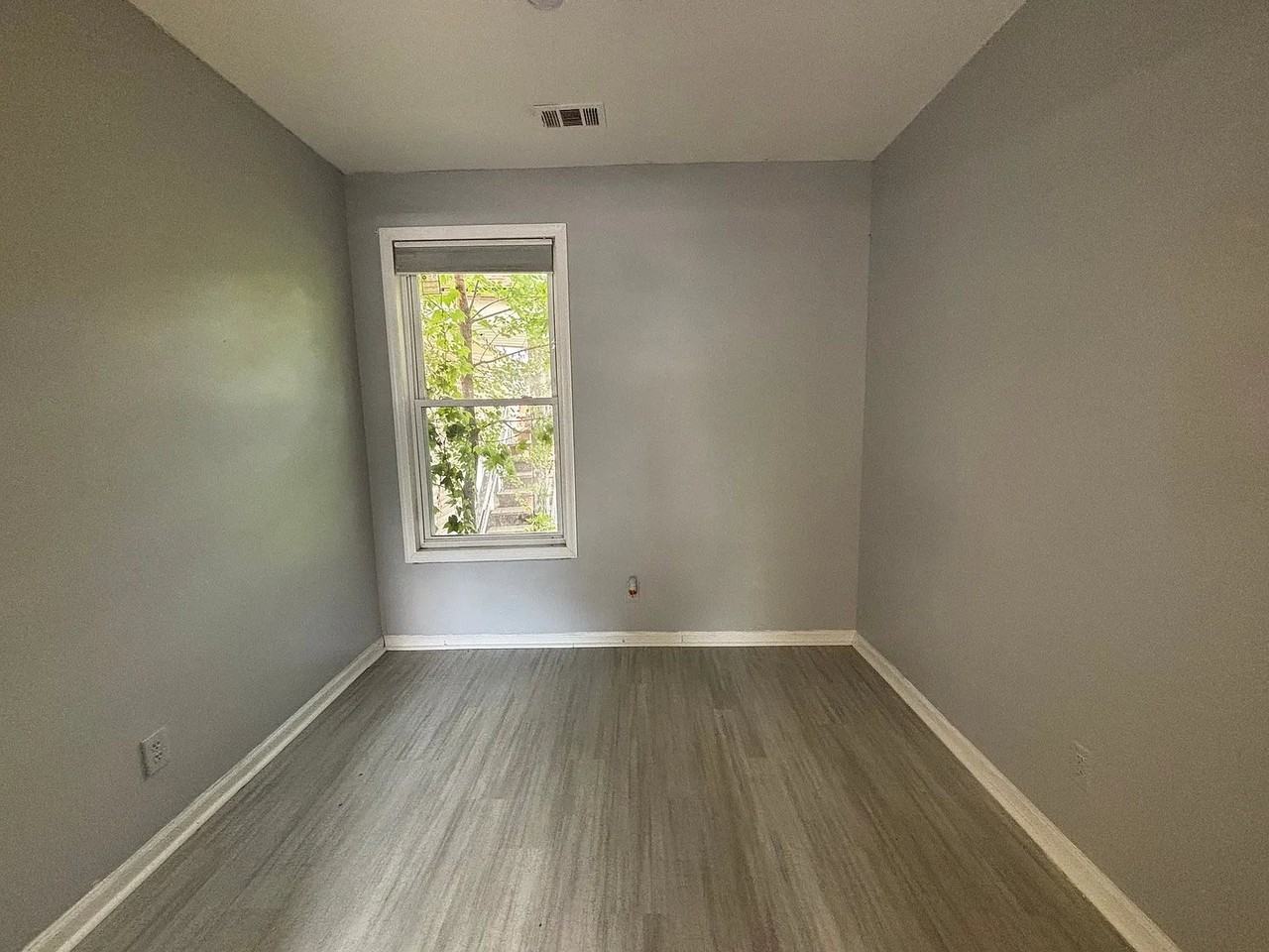 366 11th Ave #1R - Photo 4 of 7