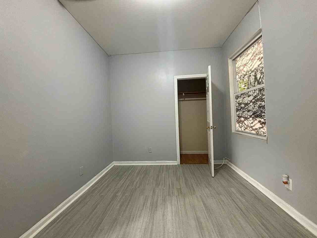 366 11th Ave #1R - Photo 5 of 7