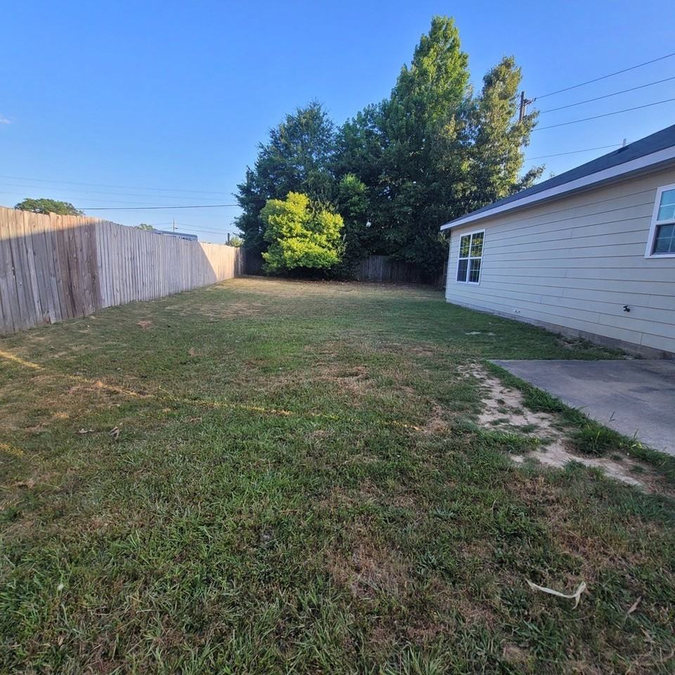 815 Mill Pond Dr - Photo 3 of 15