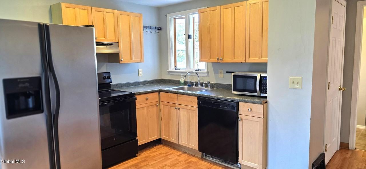 93 Cherry Ave - Photo 2 of 20