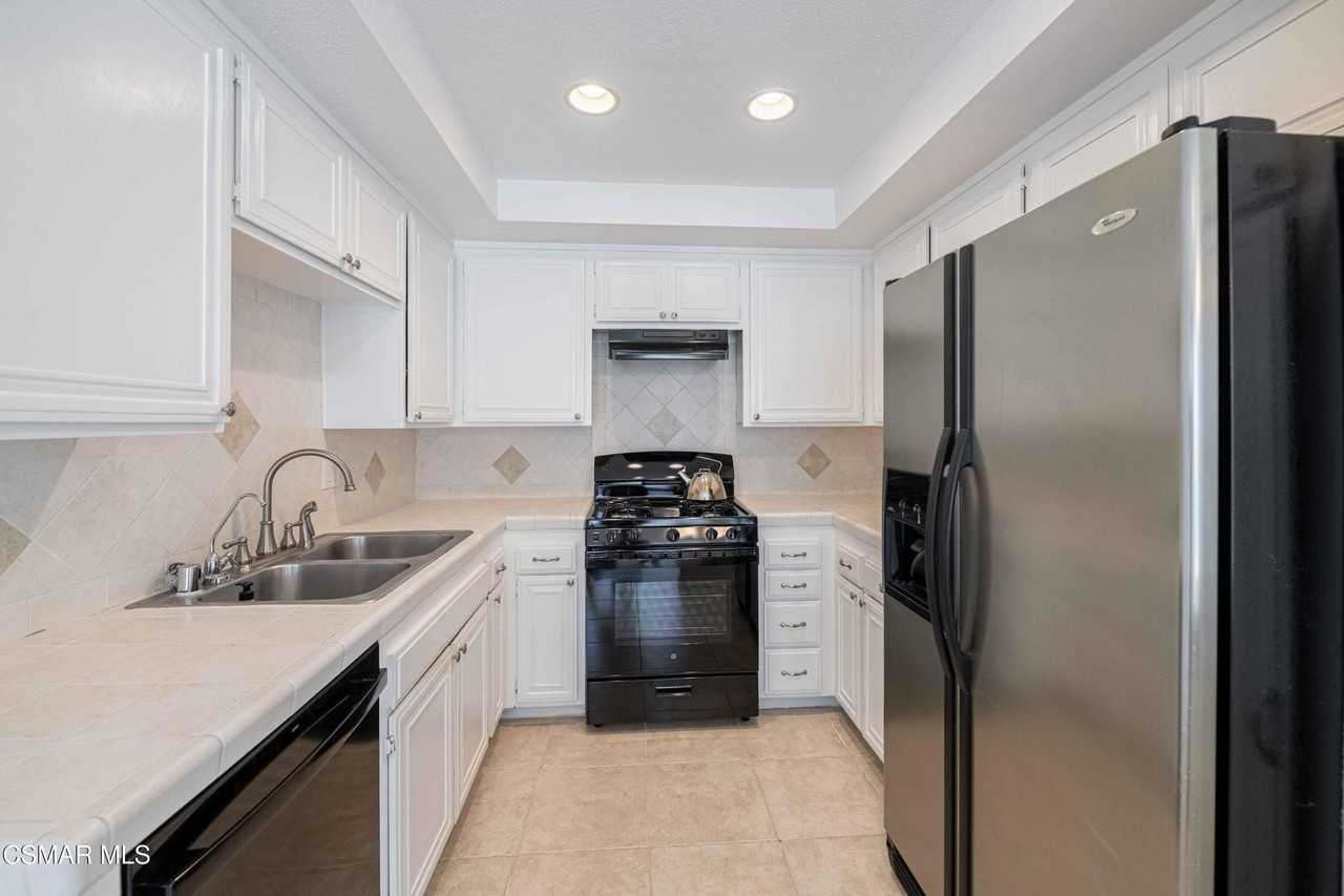3623 Summershore Ln - Photo 6 of 41