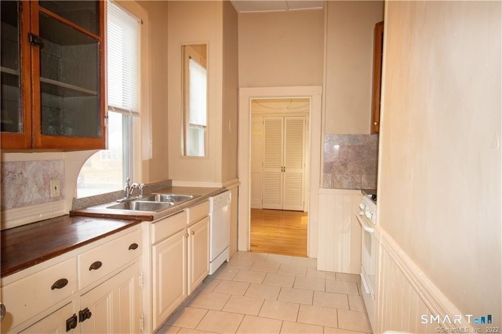 883 Montauk Ave #2 - Photo 3 of 13