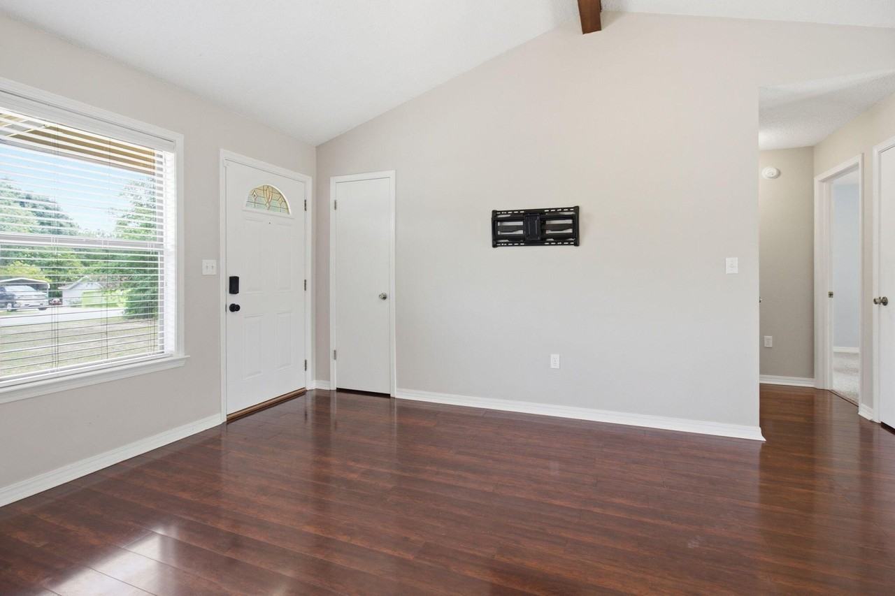 359 John King Rd - Photo 5 of 33