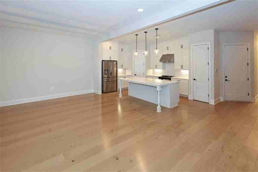 1860 Commons Pl - Photo 5 of 26