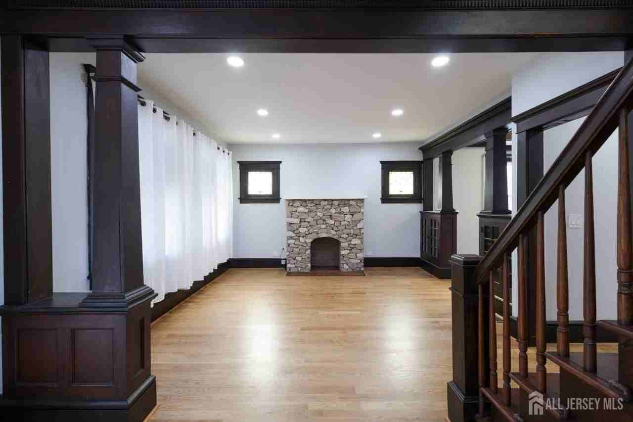 657 Amboy Ave - Photo 4 of 14