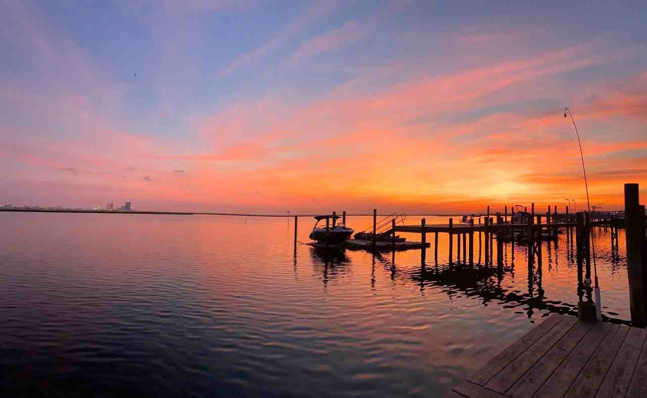 726 W Shore Dr - Photo 3 of 39