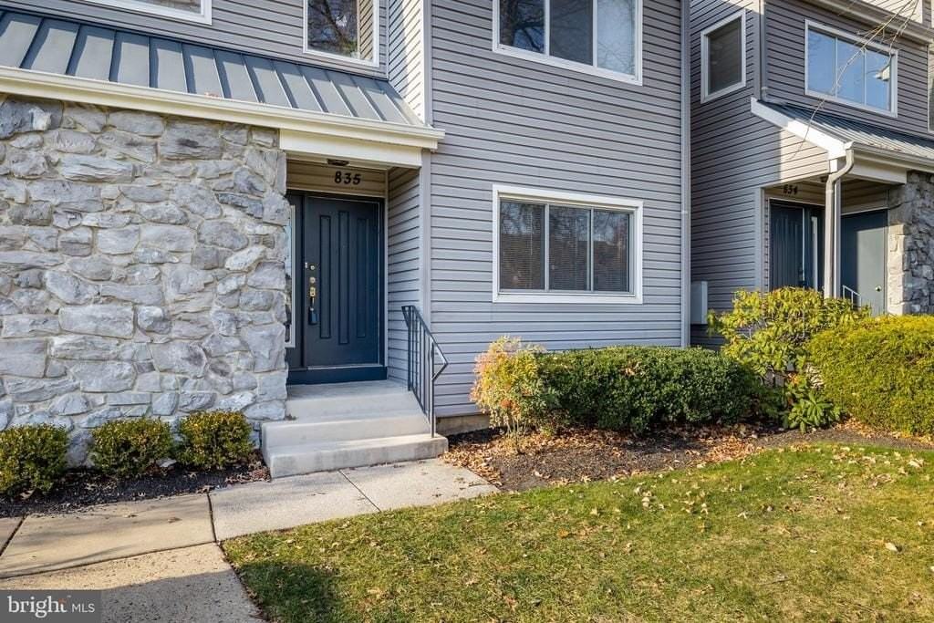 835 Chanticleer - Photo 3 of 48
