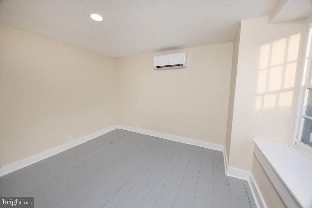 6192 Lower York Rd #B - Photo 7 of 10