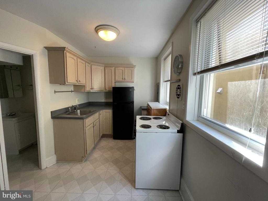 790 S Front St - Photo 3 of 7