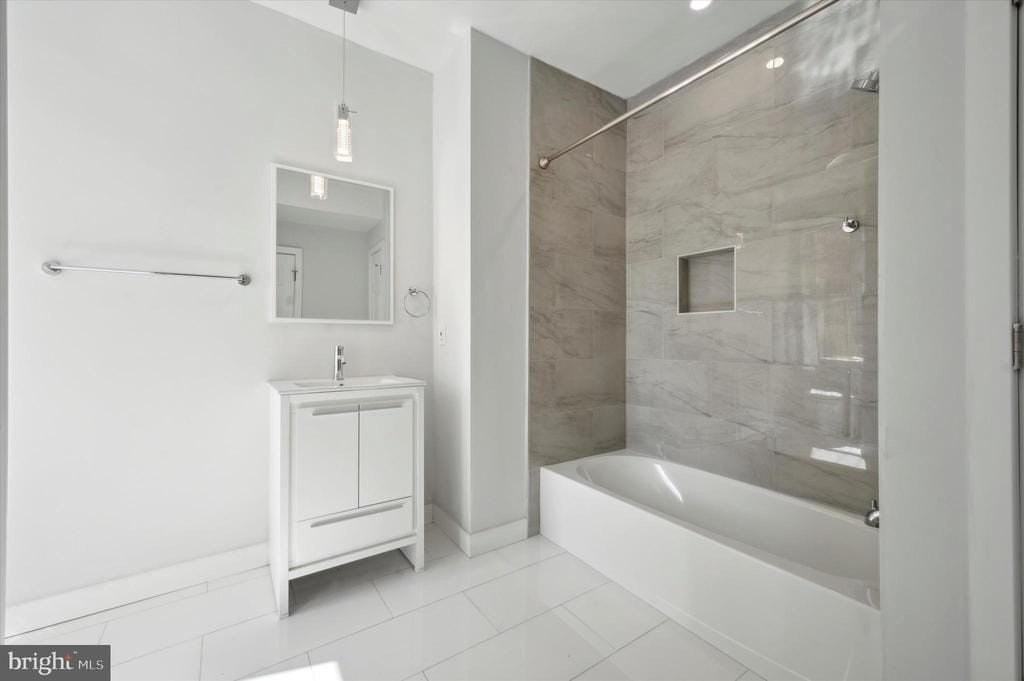 647 N 33rd St - Photo 7 of 17