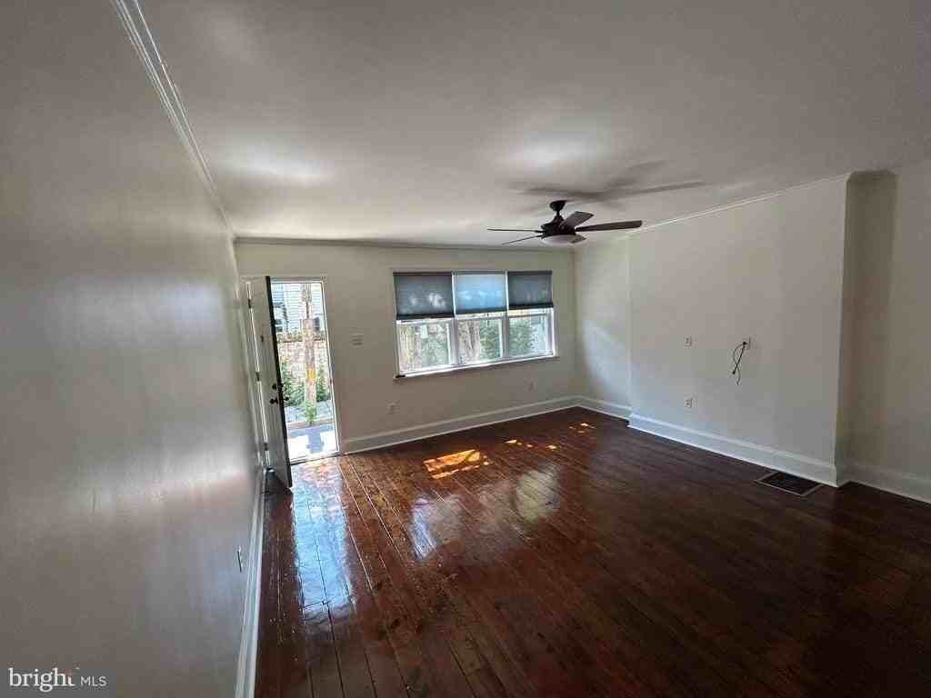 748 S Harshaw St - Photo 4 of 23